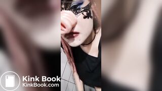 Cerdita comiendo caca