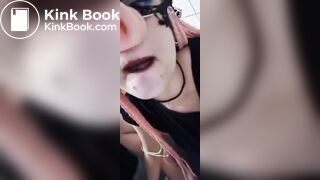 Cerdita comiendo caca