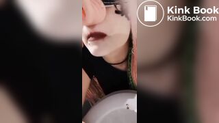 Cerdita comiendo caca