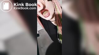 Cerdita comiendo caca