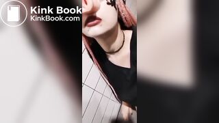 Cerdita comiendo caca