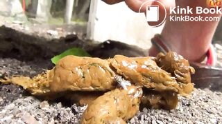Japanese Girls in Yukata Pooping Outside (3/6)