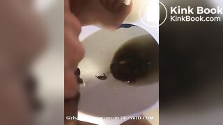 Ebony shits out a creamy turd