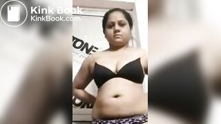 Desi lady masturbation while shitting