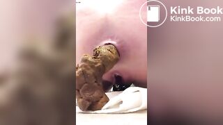 Amateur shitting and she has to grunt loud to get this