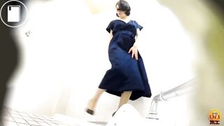 Japanese girl pooping - video 67