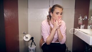 This Hottie Takes a Crackly Dump