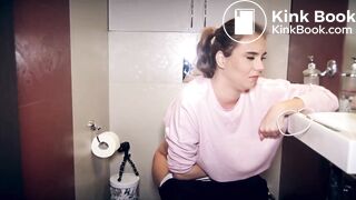 This Hottie Takes a Crackly Dump