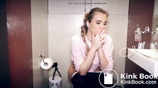 This Hottie Takes a Crackly Dump