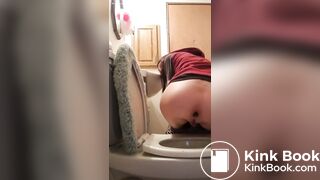Beautiful Milf Pooping