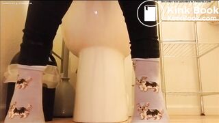 girl poop in the toilet - video 2