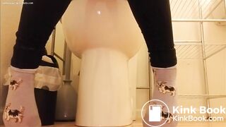 girl poop in the toilet - video 2