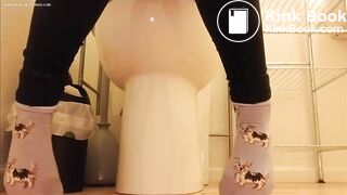 girl poop in the toilet - video 2