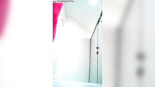 美女拉屎