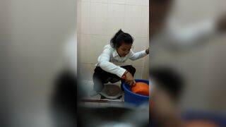 Ngintip Cewek indo poop