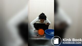 Ngintip Cewek indo poop