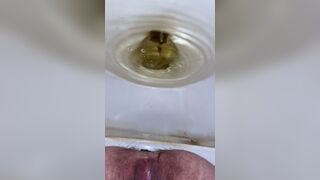 Milf take a nice thic poop