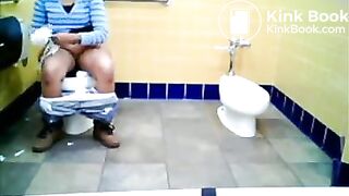 Toilet voyeur pooing - video 2