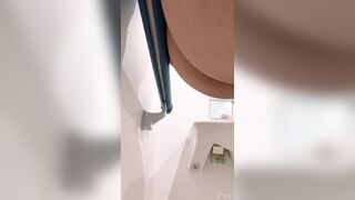 JAPANESE GIRL POOPING - video 17