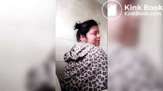 BBW poops in toilet