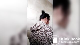 BBW poops in toilet