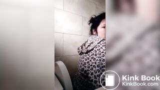 BBW poops in toilet
