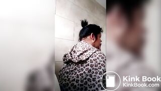 BBW poops in toilet
