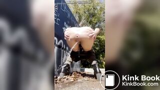 Elle chie en extérieur