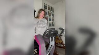 Mulher Caga na Calça Fazendo Ginastica