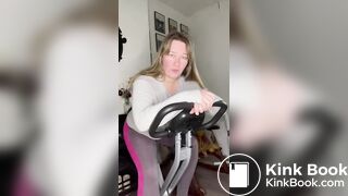 Mulher Caga na Calça Fazendo Ginastica