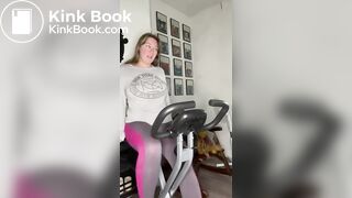 Mulher Caga na Calça Fazendo Ginastica