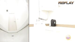 Girl poop and can't hold it to the tolit