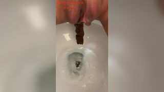 Hot girl pooping - video 33