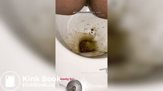 She unleashes thunderous DIARRHEA splashes - video 2