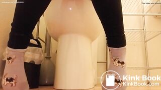 Girl poop and pees, (posibility diarrhea)