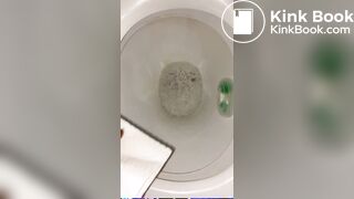 Hot chick with nice feet pooping