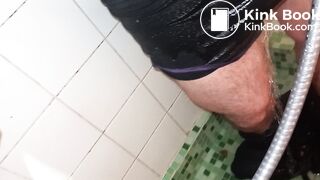 Masturbation avec caca sous la douche habiller