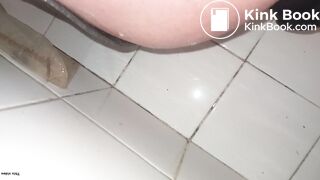 Masturbation avec caca sous la douche habiller