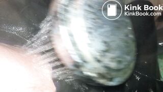 Masturbation avec caca sous la douche habiller