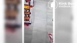 Sexy tourist drop a load on local market