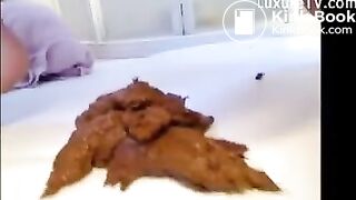 curvy babe shitting and smearing on her big tits