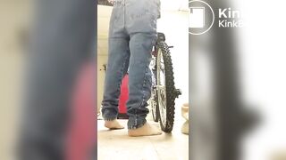 Amateur MILF shits in her jeans