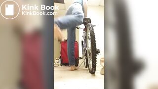 Amateur MILF shits in her jeans