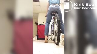 Amateur MILF shits in her jeans