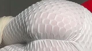 Filling white leggings with hot shit