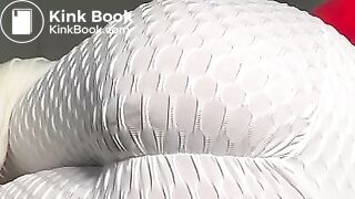 Filling white leggings with hot shit