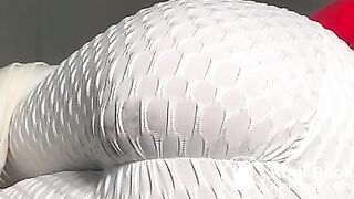 Filling white leggings with hot shit