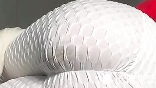 Filling white leggings with hot shit