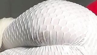 Filling white leggings with hot shit