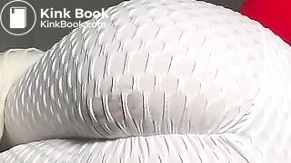 Filling white leggings with hot shit